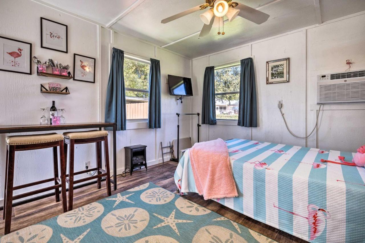 Flirty Flamingo Studio 1 Mi To Canyon Lake Bagian luar foto