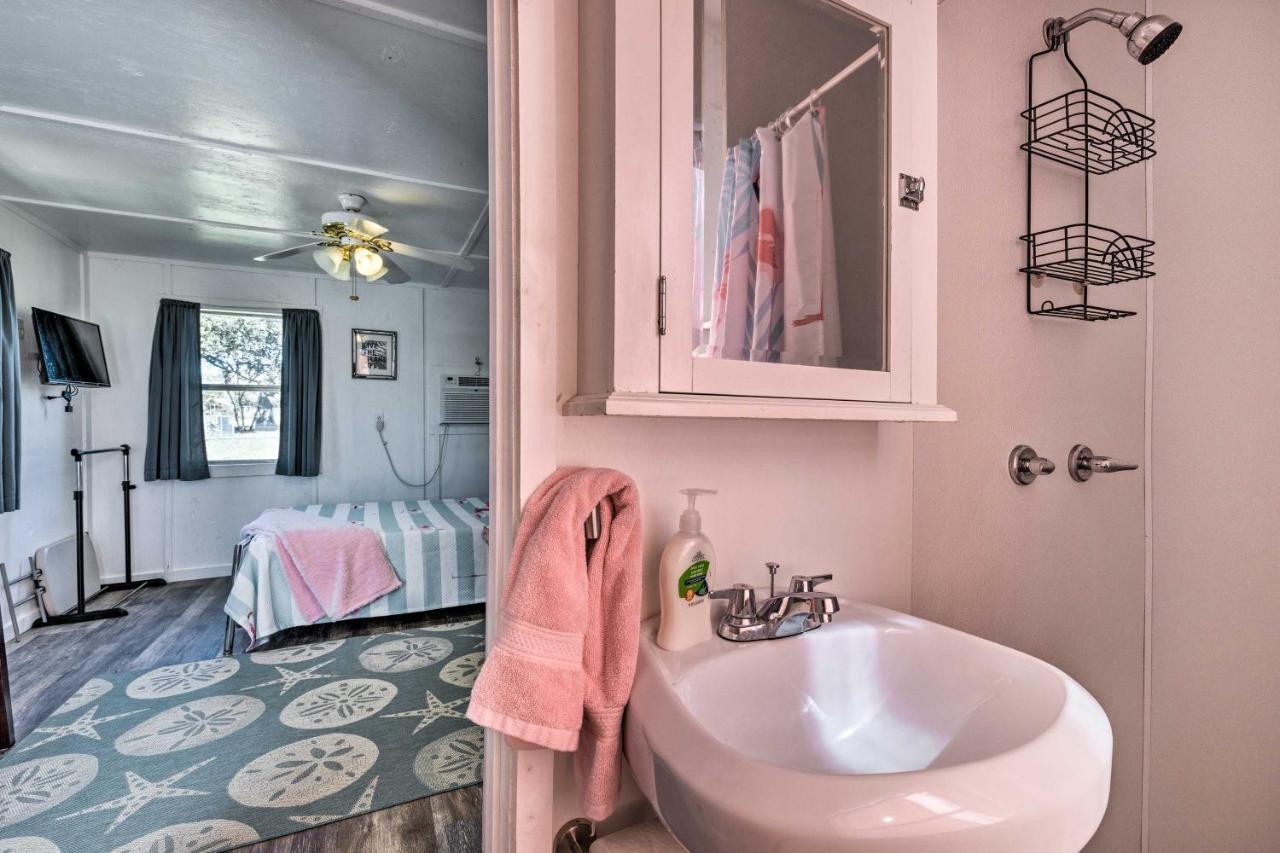 Flirty Flamingo Studio 1 Mi To Canyon Lake Bagian luar foto