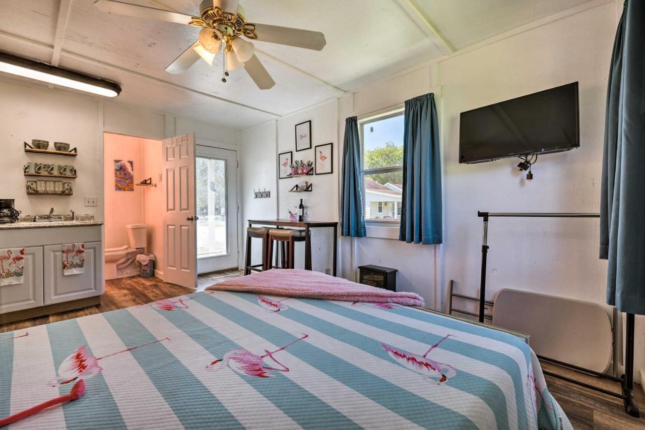Flirty Flamingo Studio 1 Mi To Canyon Lake Bagian luar foto