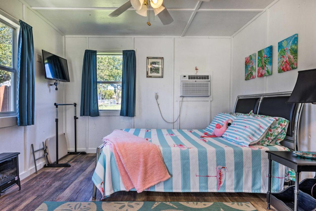 Flirty Flamingo Studio 1 Mi To Canyon Lake Bagian luar foto